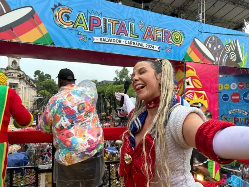 
				
					Carla Perez se irrita com motorista de trio e ameaça parar desfile
				
				