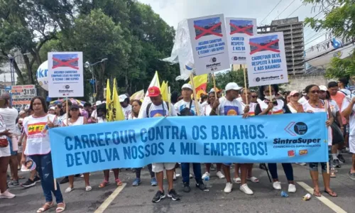 
				
					Carrefour dispensa 4 mil funcionários e trabalhadores protestam na BA
				
				