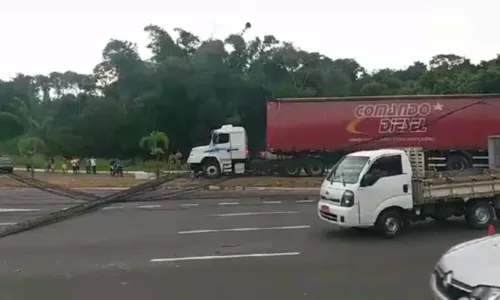 
				
					Carreta derruba poste e fios pegam fogo na Avenida Paralela
				
				