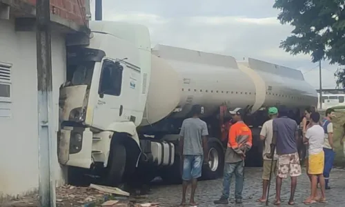 
				
					Carreta-tanque perde o controle e invade casa em Governador Mangabeira
				
				