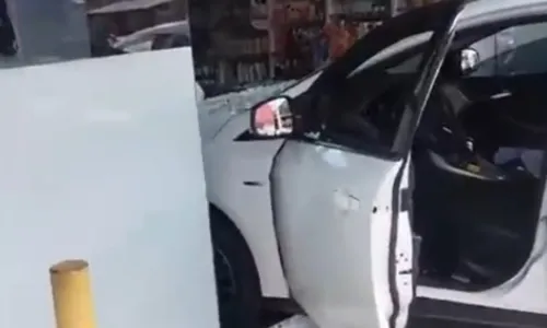 
				
					Carro destrói vidraçaria e invade farmácia em Dias d'Ávila; veja vídeo
				
				