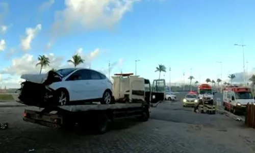 
				
					Carro se choca com bomba de combustível e deixa 5 feridos em Salvador
				
				