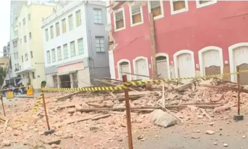 
				
					Casarão desaba no bairro do Comércio, em Salvador
				
				