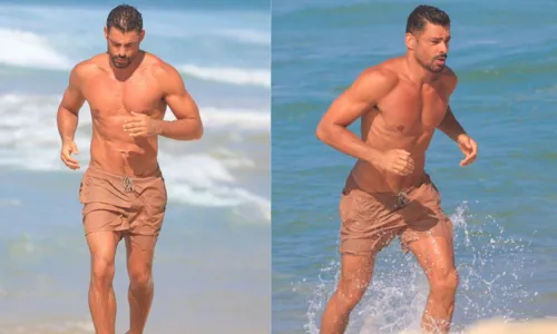 
				
					Cauã Reymond ostenta corpo sarado durante banho de mar em praia; FOTO
				
				