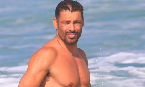 
				
					Cauã Reymond ostenta corpo sarado durante banho de mar em praia; FOTO
				
				