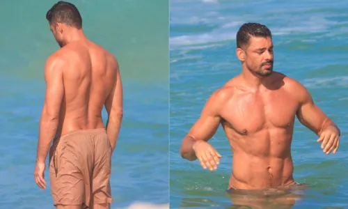 
				
					Cauã Reymond ostenta corpo sarado durante banho de mar em praia; FOTO
				
				