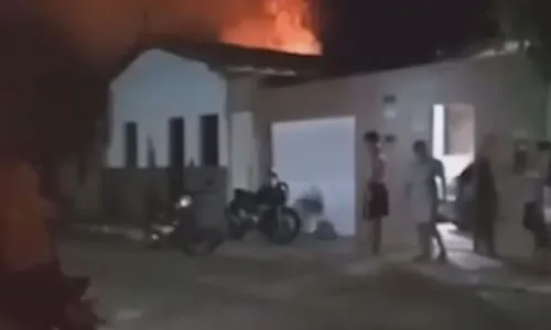 
				
					Celular carregando explode na tomada e casa pega fogo na Bahia
				
				