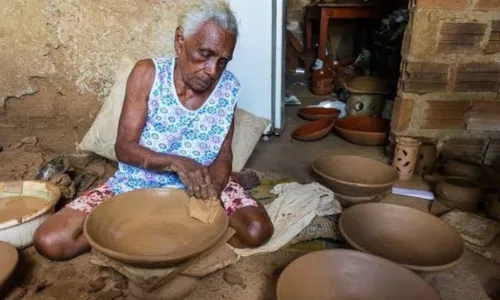 
				
					Ceramista e sambadeira Dona Cadu morre aos 104 anos
				
				
