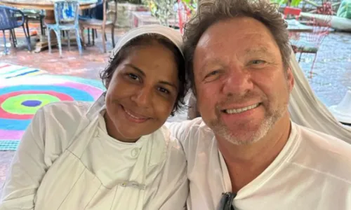 
				
					Chefs Claude Troisgrois e Lucas Corazza fazem passeio em Salvador
				
				