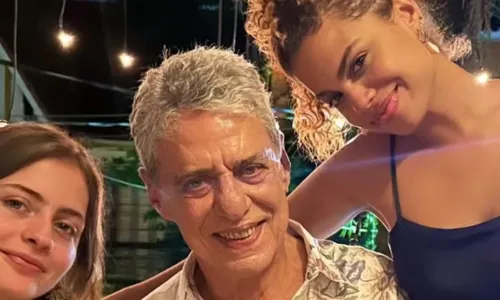 
				
					Chico Buarque posa em clique raro ao lado de neta filha de Brown
				
				