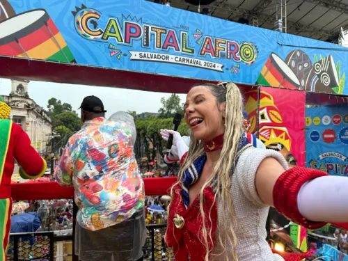 
				
					Chuva, Gandhy, Ivete e mais: veja como foi 4º dia de Carnaval
				
				