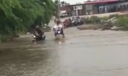 
				
					Chuva deixa população ilhada em povoados no norte da Bahia
				
				