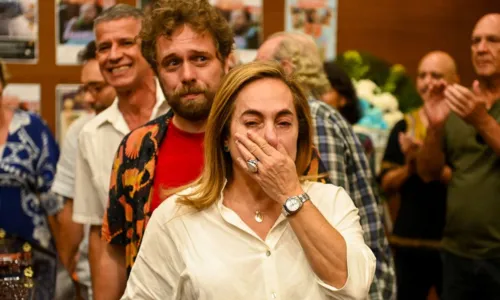 
				
					Cissa Guimarães chora ao carregar caixão de Paulo César Pereio
				
				