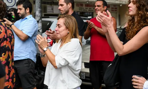 
				
					Cissa Guimarães chora ao carregar caixão de Paulo César Pereio
				
				