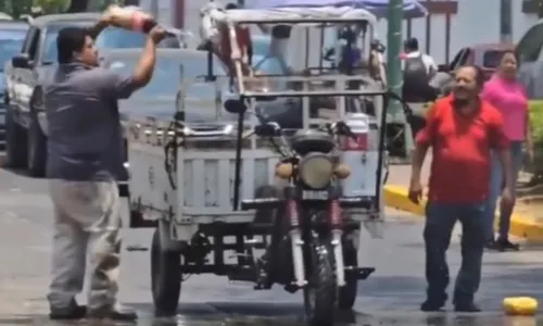 
				
					Coca-Cola é usada para apagar incêndio no México; assista vídeo
				
				