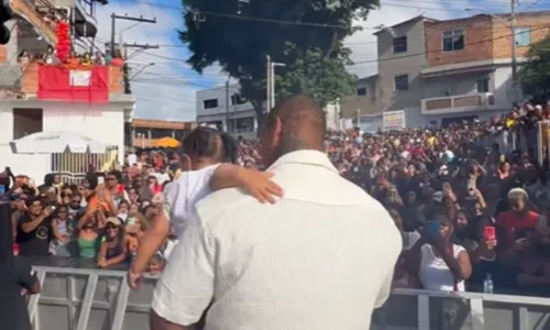 
				
					Com Liz no colo, Léo Santana canta para multidão no bairro onde nasceu
				
				