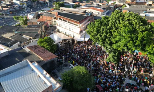 
				
					Com Liz no colo, Léo Santana canta para multidão no bairro onde nasceu
				
				