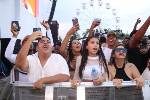 
				
					Com TZ da Coronel e fãs no palco, Cabelinho comemora aniversário
				
				