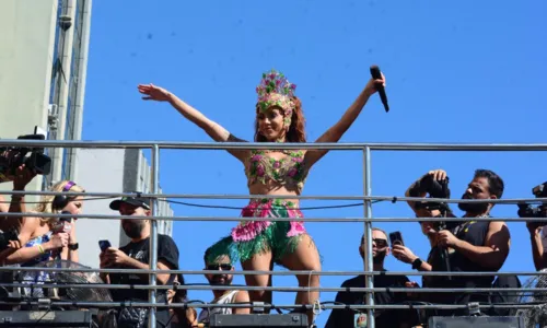 
				
					Com presença de famosos, Anitta puxa bloco de Carnaval no Rio; FOTOS
				
				