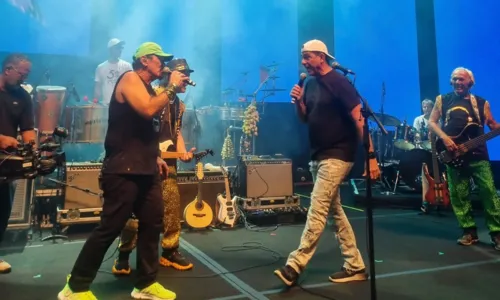 
				
					Com show lotado, banda Armandinho, Dodô e Osmar celebra 50 anos
				
				