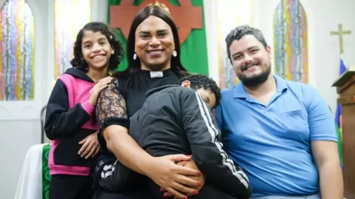 
				
					Conheça Alexya Salvador, mãe e 1ª reverenda travesti da América Latina
				
				