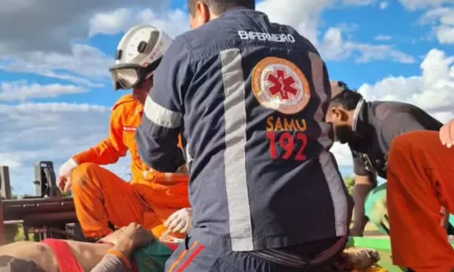 
				
					Corpo de Bombeiros resgata homem preso em colheitadeira na Bahia
				
				