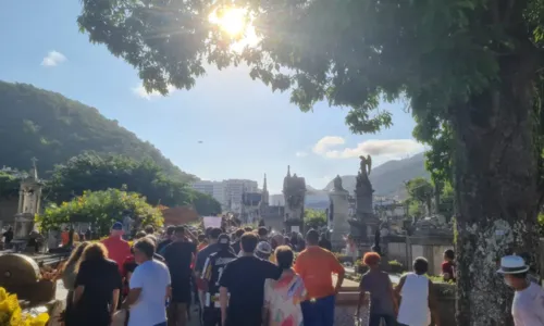 
				
					Corpo de Zagallo é sepultado sob aplausos no Rio após homenagens
				
				