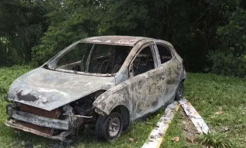 
				
					Corpo é achado em porta-malas de carro incendiado em Itabuna
				
				