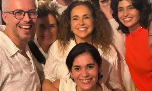 
				
					Daniela Mercury faz sarau musical com famosos em Salvador
				
				