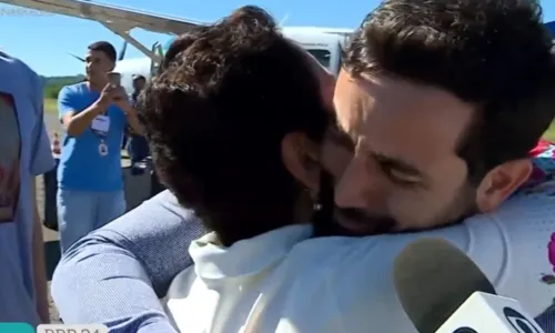 
				
					Davi é recebido por multidão no aeroporto de Salvador; veja imagens
				
				