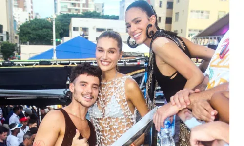 
				
					De biquíni, Sasha chega com Bruna Marquezine em trio de Ivete Sangalo
				
				