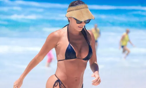 
				
					Deborah Secco ostenta corpão ao curtir praia no Rio; FOTOS
				
				