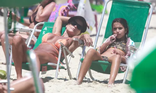 
				
					Deborah Secco quase mostra demais em dia de praia com a família no Rio
				
				