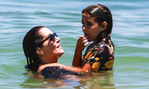 
				
					Deborah Secco quase mostra demais em dia de praia com a família no Rio
				
				