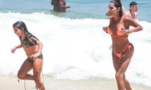 
				
					Deborah Secco quase mostra demais em dia de praia com a família no Rio
				
				