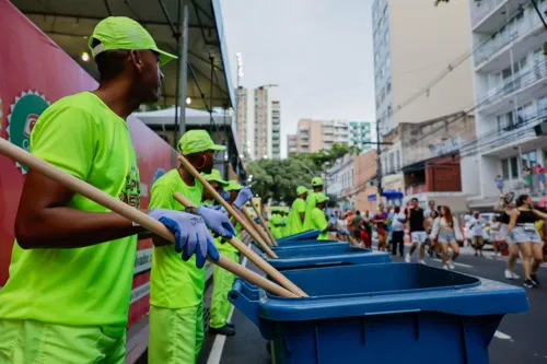 
				
					Dia do Gari: agentes de limpeza são homenageados com exposição na BA
				
				