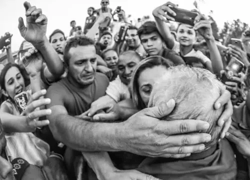 
				
					Documentário sobre presidente Lula é aplaudido em Cannes
				
				