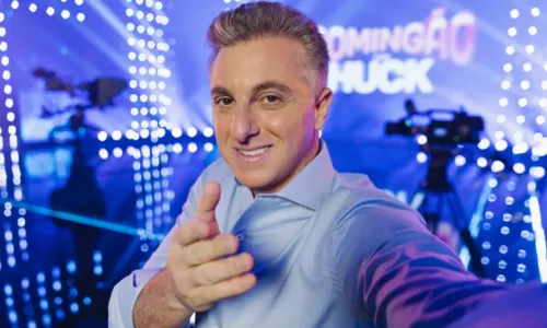 
				
					Luciano Huck quebra protocolo e leva apresentadora da Record a Globo
				
				