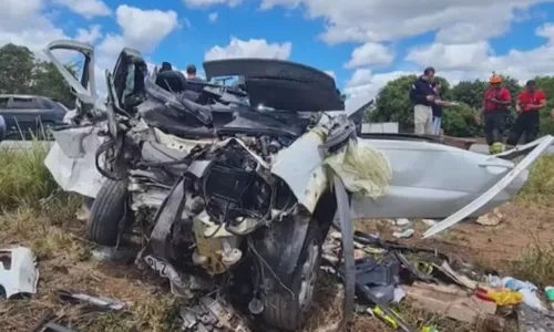 
				
					Duas pessoas morrem e 3 ficam feridas em batida entre caminhonetes
				
				