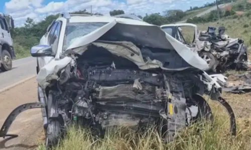 
				
					Duas pessoas morrem e 3 ficam feridas em batida entre caminhonetes
				
				