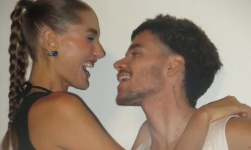 
				
					Em clima de romance, Sasha Meneghel e João Lucas chegam em Salvador
				
				