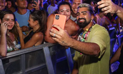 
				
					'Ensaios da Anitta': famosos curtem estreia da turnê em Salvador
				
				