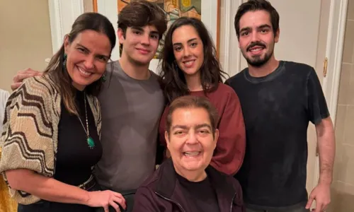 
				
					Esposa de Faustão posta foto rara ao lado do apresentador; veja
				
				