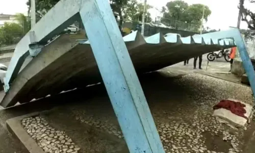 
				
					Estrutura de ponto de ônibus desaba e fere ao menos 4 em Salvador
				
				