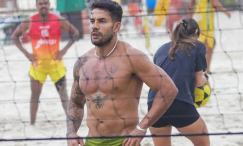 
				
					Ex-BBB Bil Araújo mostra demais ao ajeitar sunga na praia; FOTOS
				
				