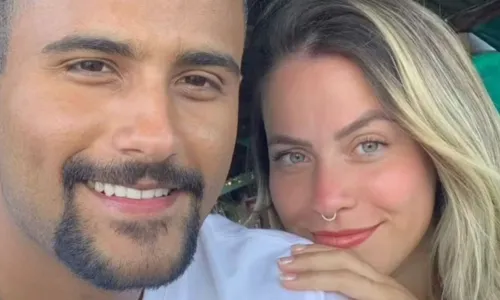 
				
					Lucas Pizane comenta boatos de affair com ex-BBB no São João da Thay
				
				