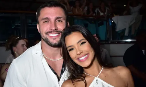 
				
					Ex-BBBs Arthur Picoli e Ivy Moraes engatam namoro e chocam web
				
				