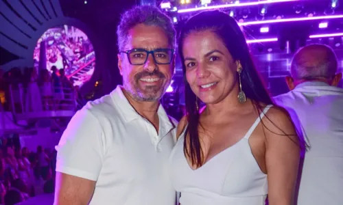 
				
					FOTOS: Daniel canta com filha de João Paulo em show comemorativo
				
				