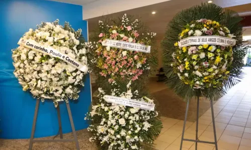 
				
					Familiares e amigos se despedem de Carlos Lyra em velório no Rio
				
				