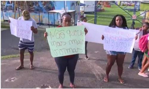 
				
					Familiares protestam por jovem que se acidentou em parque de Salvador
				
				